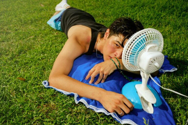 Mann mit Ventilator