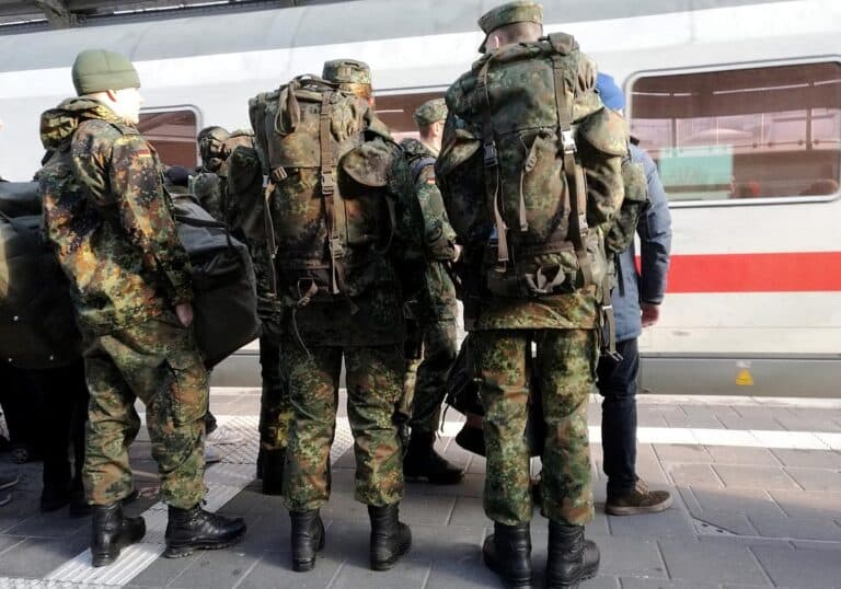 Bundeswehrsoldaten fahren