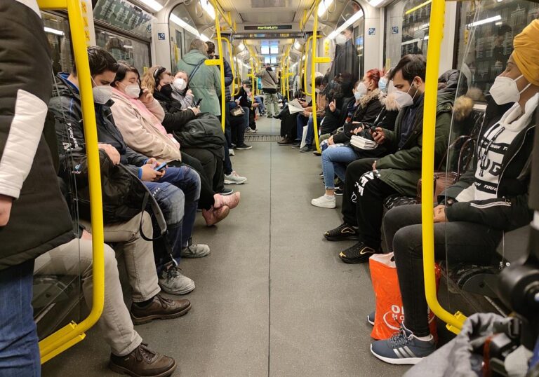 Vollbesetzte U-Bahn