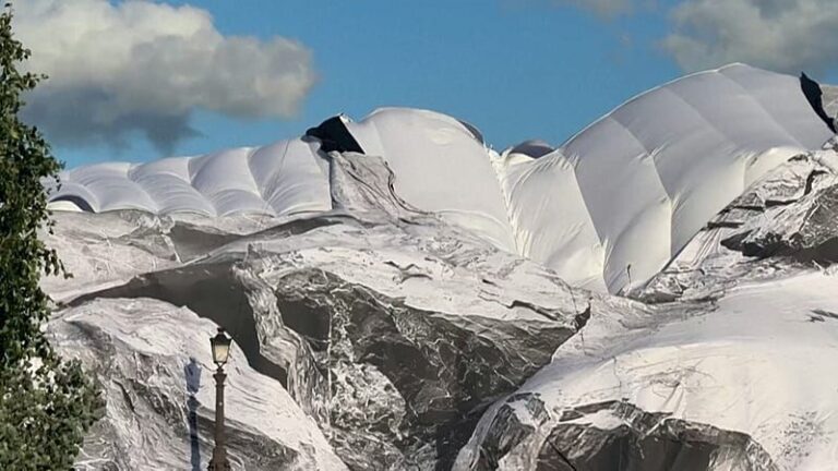 Kunstinstallation an Pariser Pont Neuf beschädigt