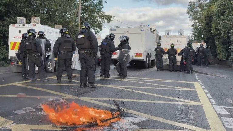 Rassistische Ausschreitungen in Belfast: 12 Polizisten verletzt