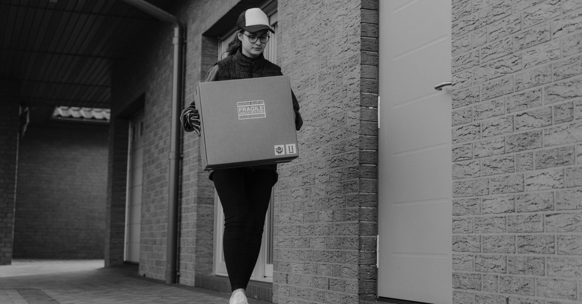 Bote liefert Paket aus