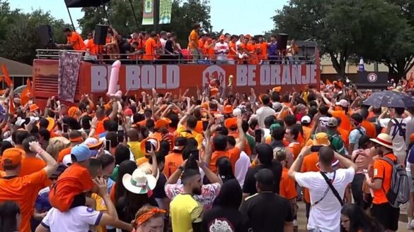 Niederländische Fans färben Dallas orange vor WM-Spiel