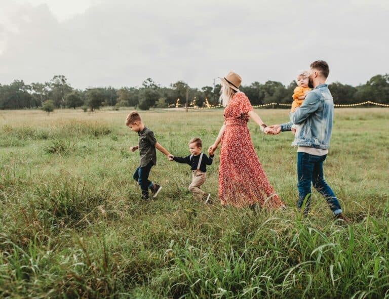 Familie auf einer Wiese im Sommer