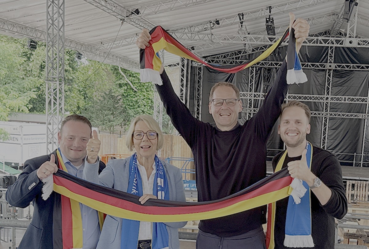 Freuen sich auf das erste Deutschlandspiel in der Sommerarena: Alexander Illenseer (Marketing Osnabrück), Beate Jakobs (Vorstand Vereinigte Volksbank), Frederik Heede (Alando) und Lukas Meise (Next Choice)