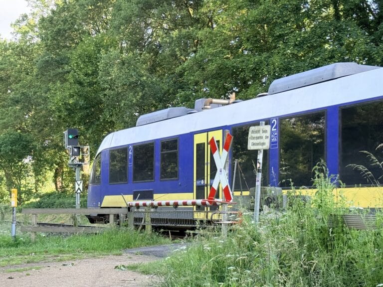 Zug der Nordwestbahn an einem Bahnübergang in Landkreis Osnabrück (Region)
