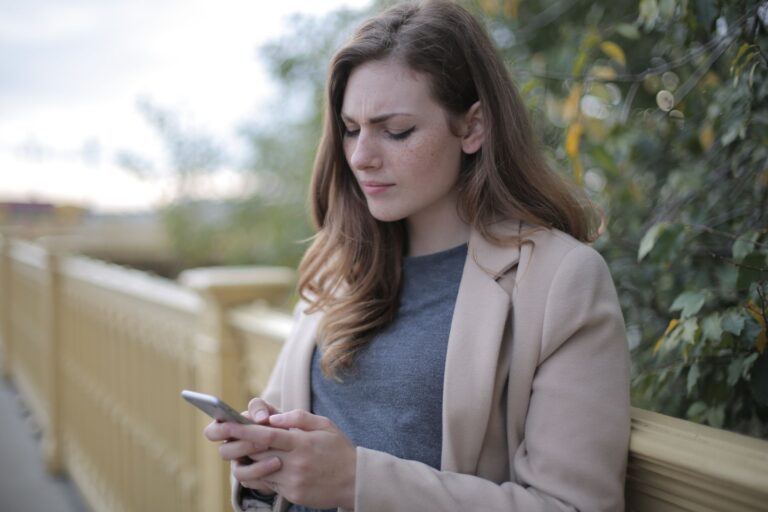 nachdenkliche Frau mit Smartphone