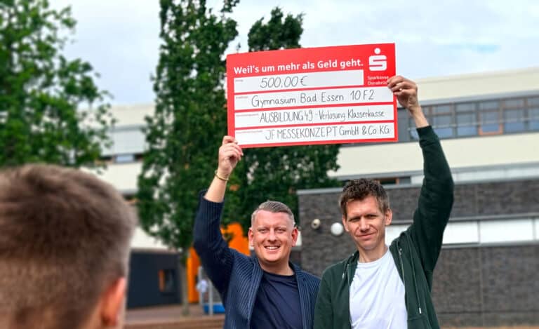 Geschäftsführer Julian Strotmann (Messe AUSBILDUNG 49) übergibt den Scheck an Felix Wolking vom Gymnasium Bad Essen / Foto: Pohlmann