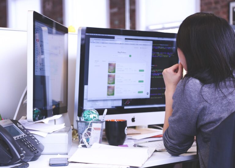 Arbeiten am Computer im Startup