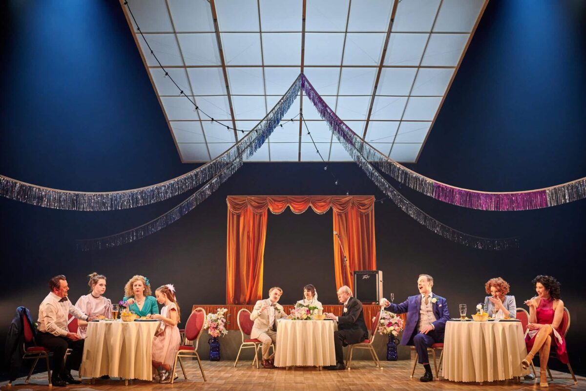 Theater Osnabrück zeigt mit „Wenn die Sterne fallen“ die Sprengkraft eines Familienfests „Wenn die Sterne fallen“ am Theater Osnabrück. / Foto: Joseph Ruben