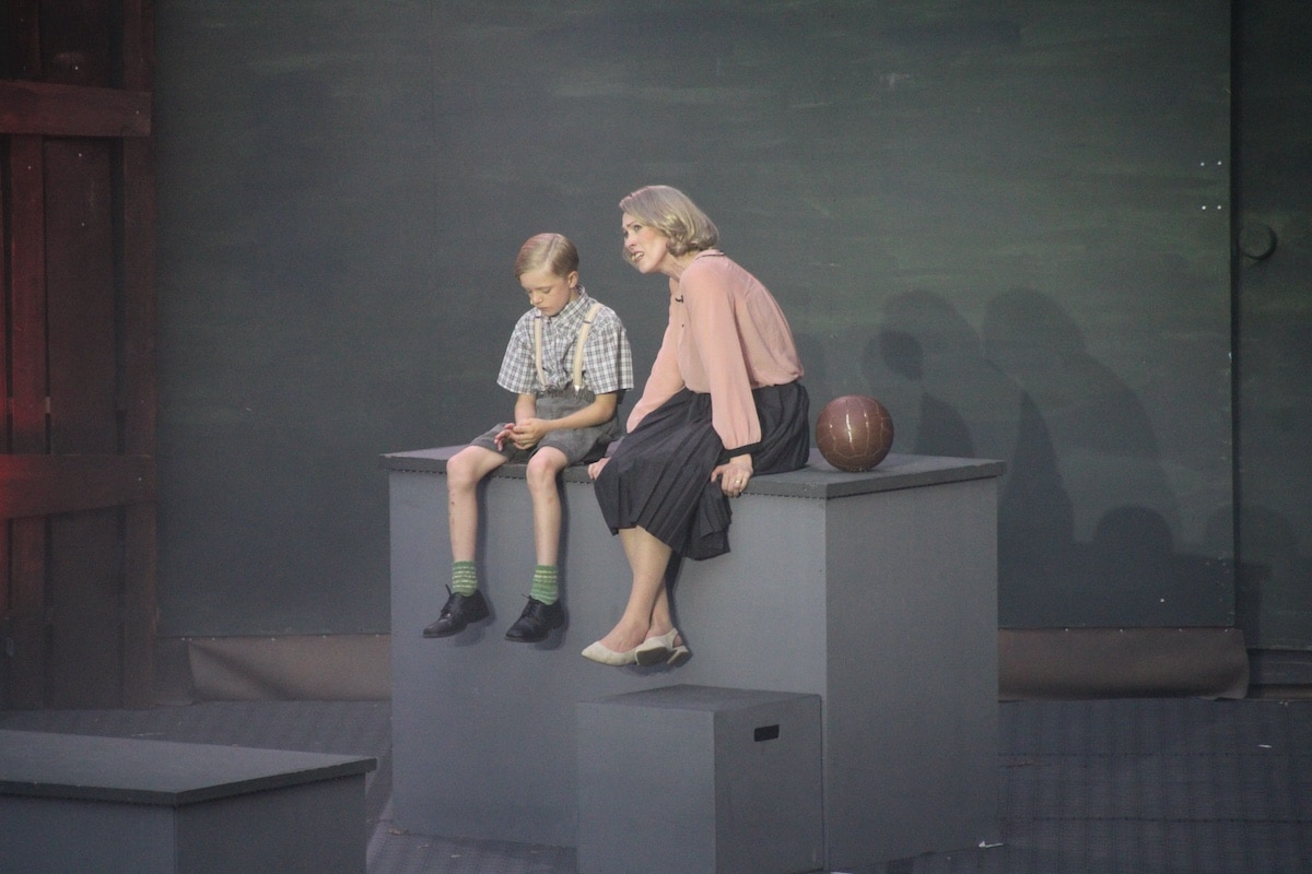 Im Zentrum des Musicals steht nicht der Fußball, sondern eine Familiengeschichte. Piet Kröger als Mattes und Karina Pörtner als dessen Mutter schöpfen dabei aus dem Vollen. / Foto: Dominik Lapp