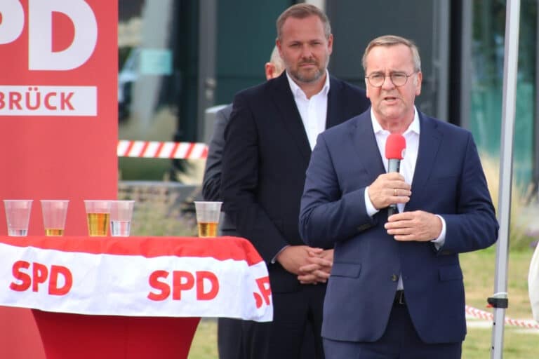 Boris Pistorius in Osnabrück, im Hintergrund OB-Kandidat Robert Alferink. / Foto: Dominik Lapp in Lokviertel