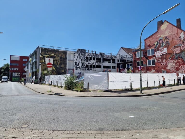 Noch ist der Bauzaun hier unbemalt im Bereich der Seminarstraße in Innenstadt