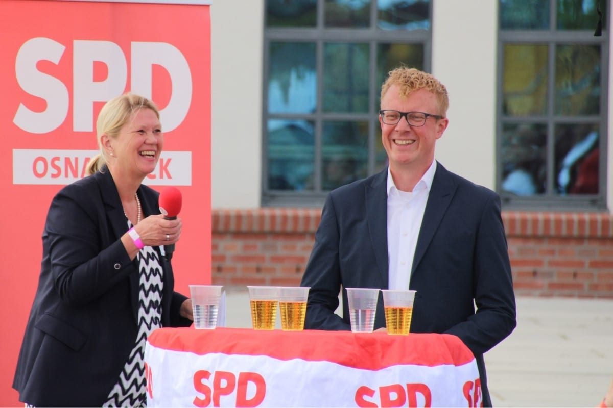 Susanne Hambürger dos Reis moderierte den Abend, hier im Gespräch mit Alexander Bartz. / Foto: Dominik Lapp