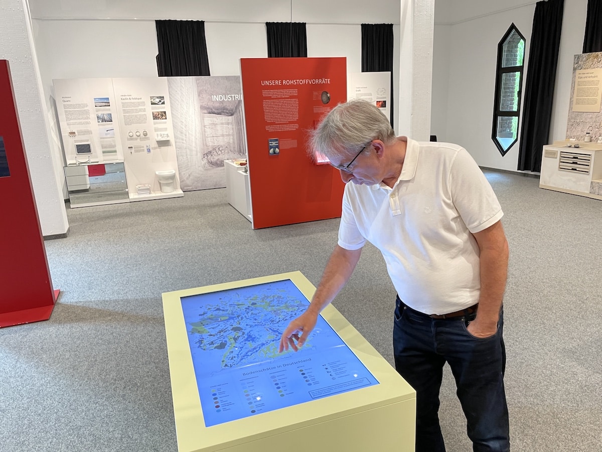 Museumsdirektor Norbert Niedernostheide an einer interaktiven Karte. / Foto: Dominik Lapp