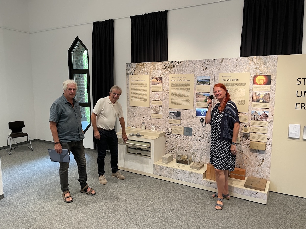 Von links: Detlef Gerdts (Stellvertretender Vorsitzender des Bodenbündnis Europa), Norbert Niedernostheide (Museumsdirektor) und Patricia Mersinger (Fachbereichsleitung Kultur). / Foto: Dominik Lapp