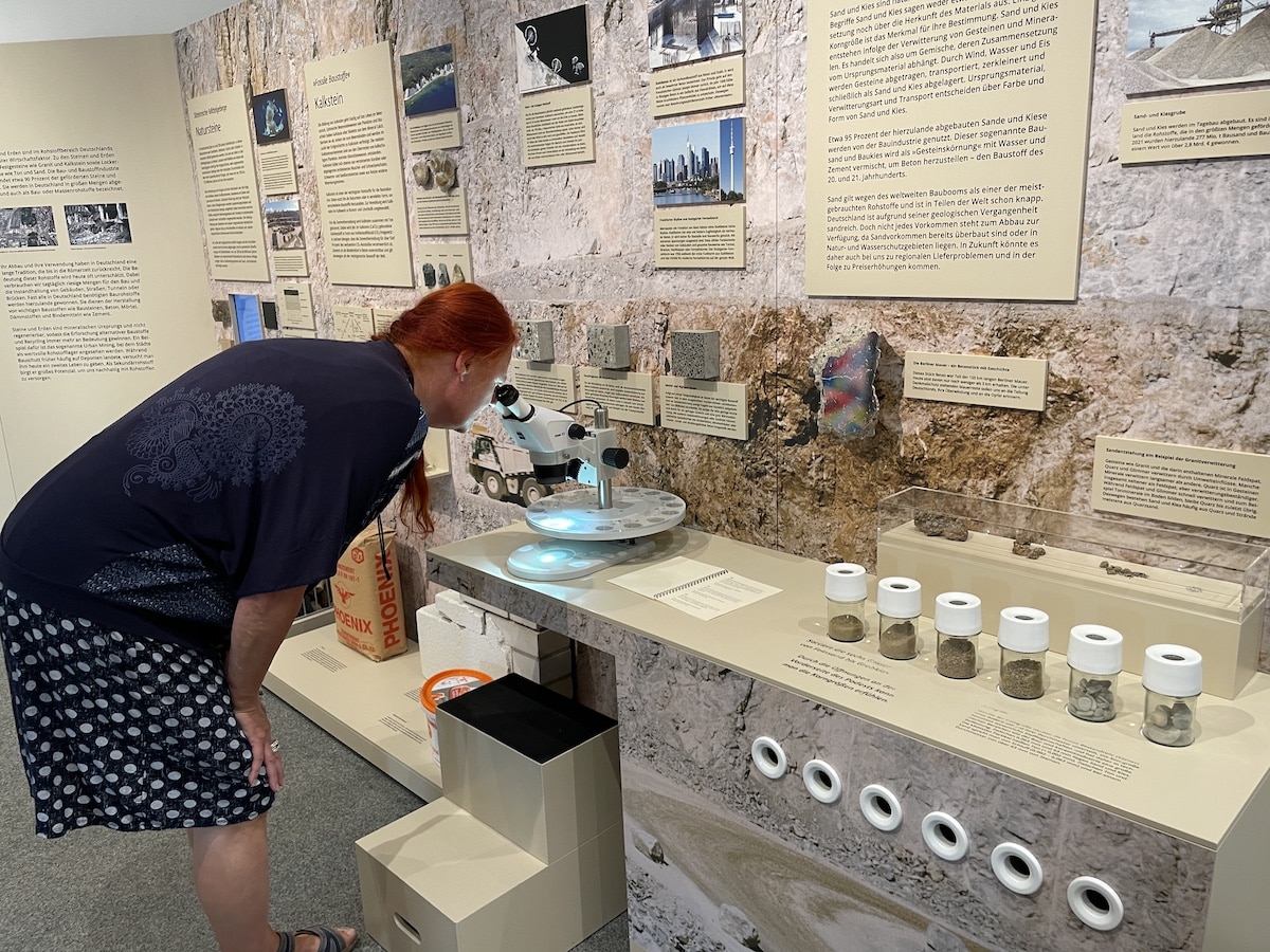 Patricia Mersinger vom Fachbereich Kultur der Stadt Osnabrück in der Sonderausstellung "Deutschlands Bodenschätze" im Museum am Schölerberg in Osnabrück. / Foto: Dominik Lapp