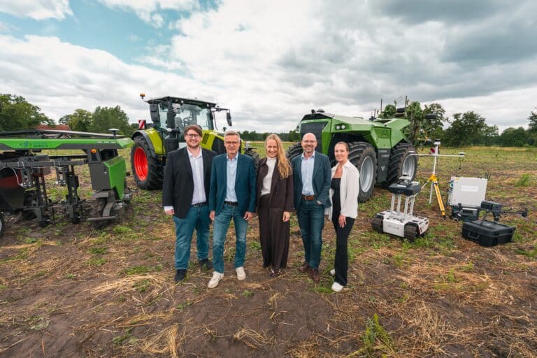 Den Startschuss für das FieldLab Osnabrücker Land gaben (v.l.) Nils Tiedemann (Gemeinde Wallenhorst), Wallenhorsts Bürgermeister Otto Steinkamp, Landrätin Anna Kebschull, Peter Vahrenkamp (Geschäftsführer WIGOS und oleg) sowie Merle Schmidt (oleg). in Wallenhorst (Zentrum)