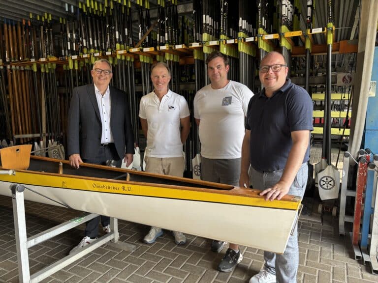 Freuen sich darüber, dass das Boot „Freundeskreis“ (vorne im Bild) bald ersetzt werden kann: André Schüller (Vorstandsvorsitzender der Sparkasse Osnabrück, v.l.), Ludger Rasche (Osnabrücker Ruder-Verein), Martin Schawe (Osnabrücker Ruder-Verein) und Michael Bley (Sparkasse Osnabrück - Stiftungen). / Foto: L. Knemeyer in Osnabrück (Gesamtstadt)
