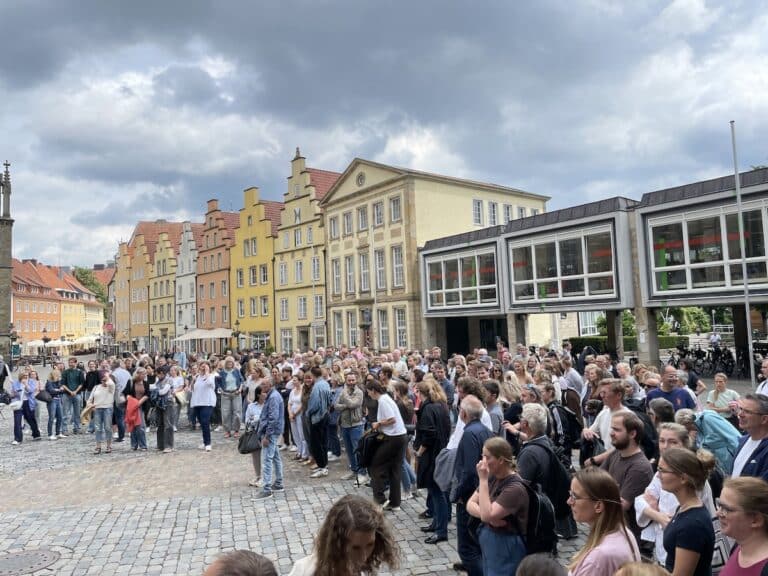 Schweigeminute auf dem Marktplatz Osnabrück / Foto: Dominik Lapp in Altstadt
