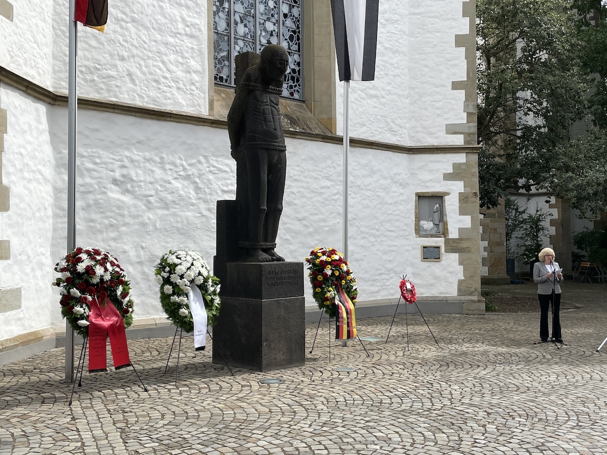 Eva-Maria Westermann bei der Kranzniederlegung zum Gedenken an die hingerichteten Widerstandskämpfer des 20. Juli. / Foto: Dominik Lapp