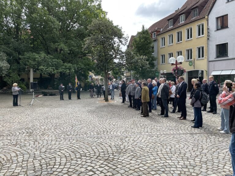 Einige Menschen, auch aus Rat und Verwaltung, kamen zur Kranzniederlegung. / Foto: Dominik Lapp in Innenstadt