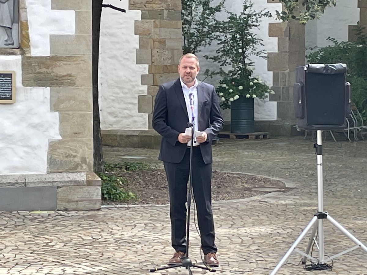 Robert Alferink erinnert an Osnabrücker Sozialdemokraten, die nach dem Attentat verhaftet und von den Nationalsozialisten ermordet wurden. / Foto: Dominik Lapp