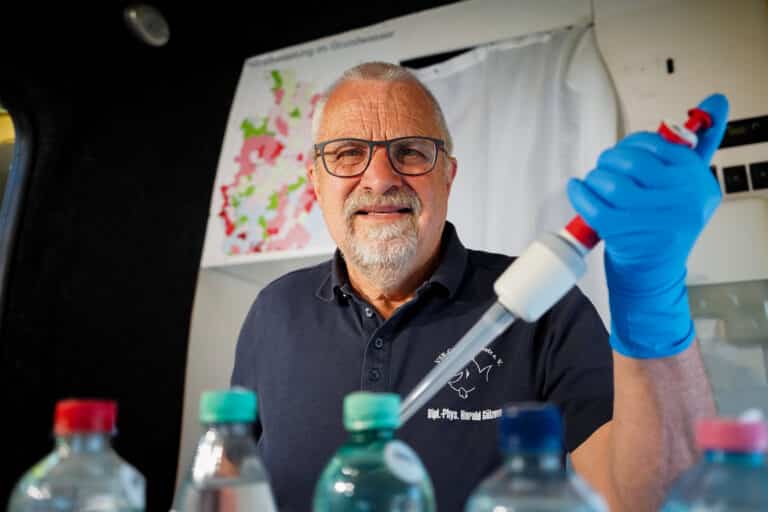 Harald Gülzow analysiert eine Brunnenwasserprobe im Labormobil des VSR-Gewässerschutzes. / Foto: Ruben Wiltsch in Osnabrück (Gesamtstadt)