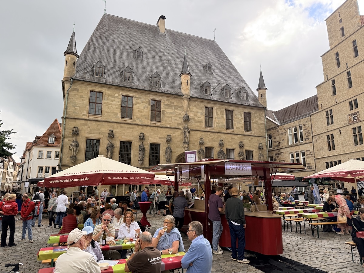 Das Weinfest auf einem der schönsten Plätze Deutschlands, vor dem Osnabrücker Rathaus