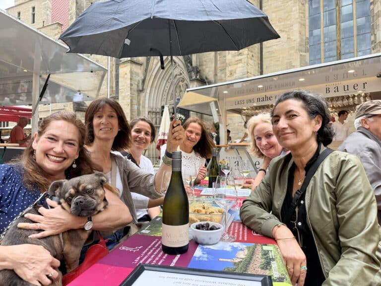 Gut "beschirmt" beim Weinfest vor dem Osnabrücker Rathaus – mit Redaktionshund 'Rudi' (links im Bild) in Altstadt