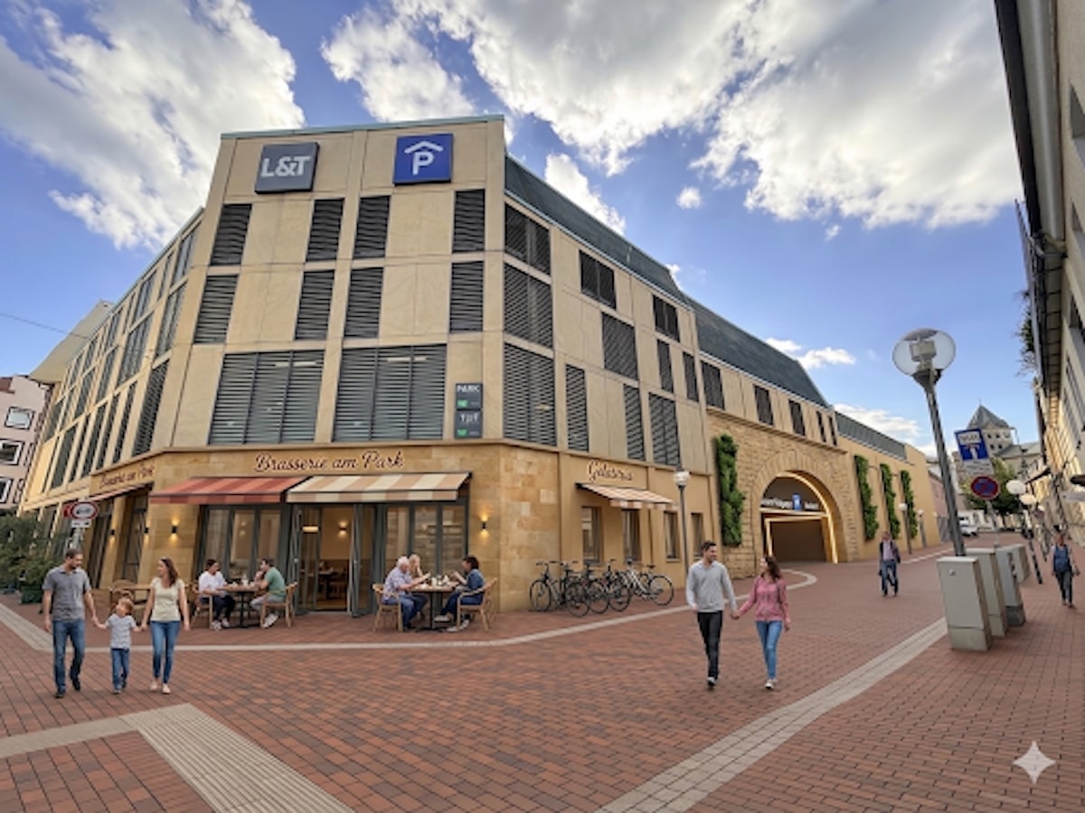 Das L+T-Parkhaus mit der seitwärts versetzten Ein- und Ausfahrt und vorne Platz für ein weiteres Straßencafé