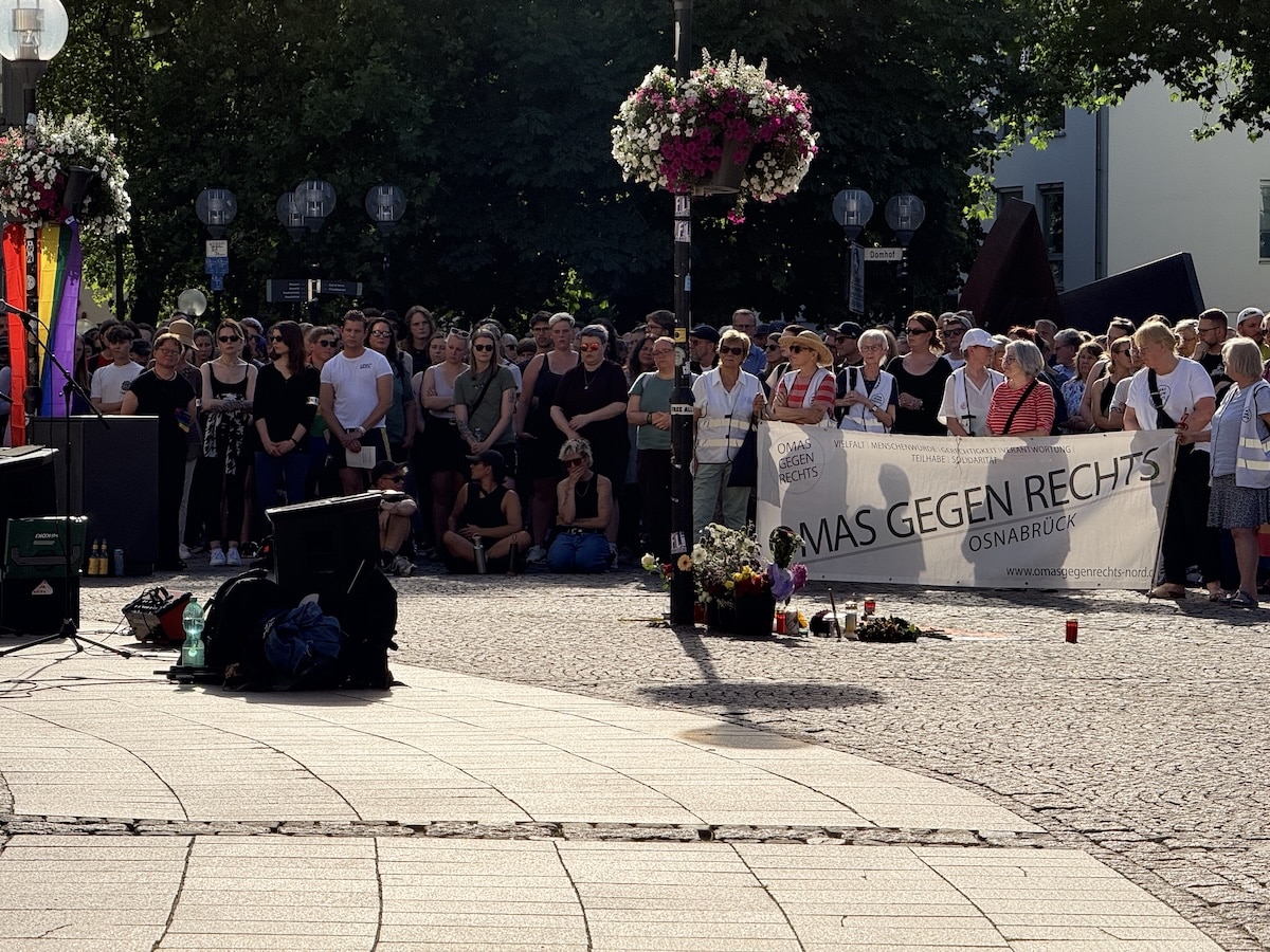 Kurios: Das Antifa Café Osnabrück traute sich nicht in die Öffentlichkeit, das Rednerpult blieb leer und es wurde eine Aufzeichnung abgespielt