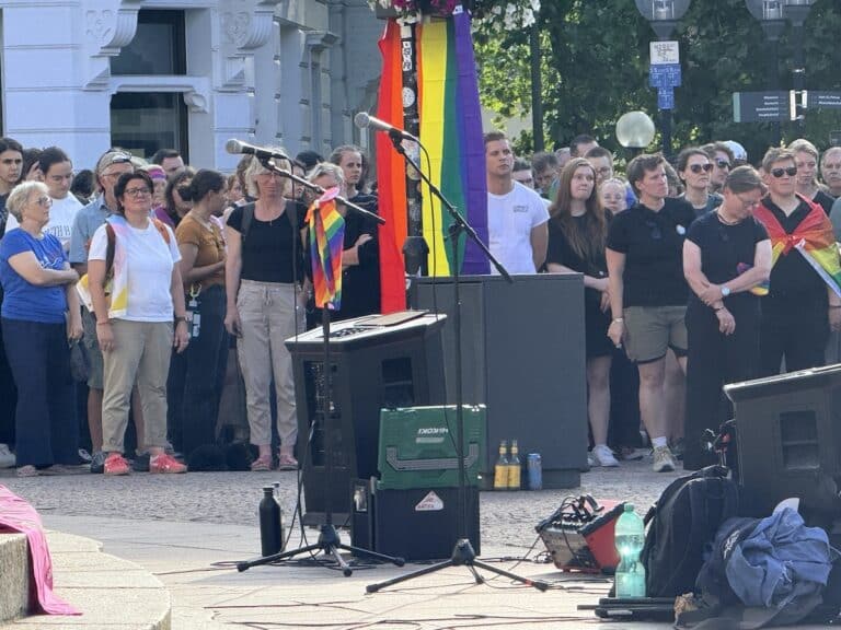 Osnabrücker Mahnwache und Kundgebung nach dem Anschlag auf den CSD in Berlin in Innenstadt