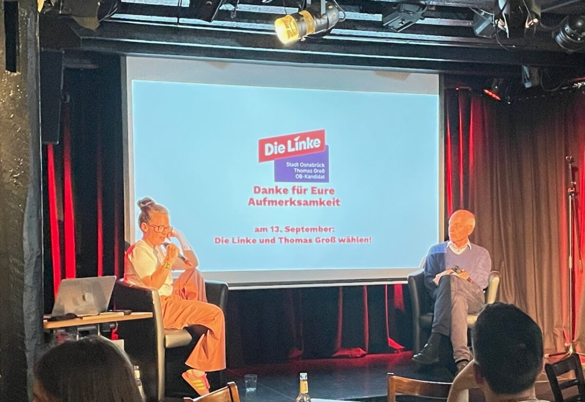 Mobilitätsexpertin Katja Diehl und Dr. Thomas Groß (Linke) in der Lagerhalle Osnabrück. 