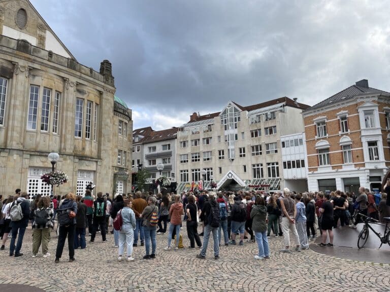 Kundgebung vor dem Theater Osnabrück. / Foto: Dominik Lapp in Innenstadt