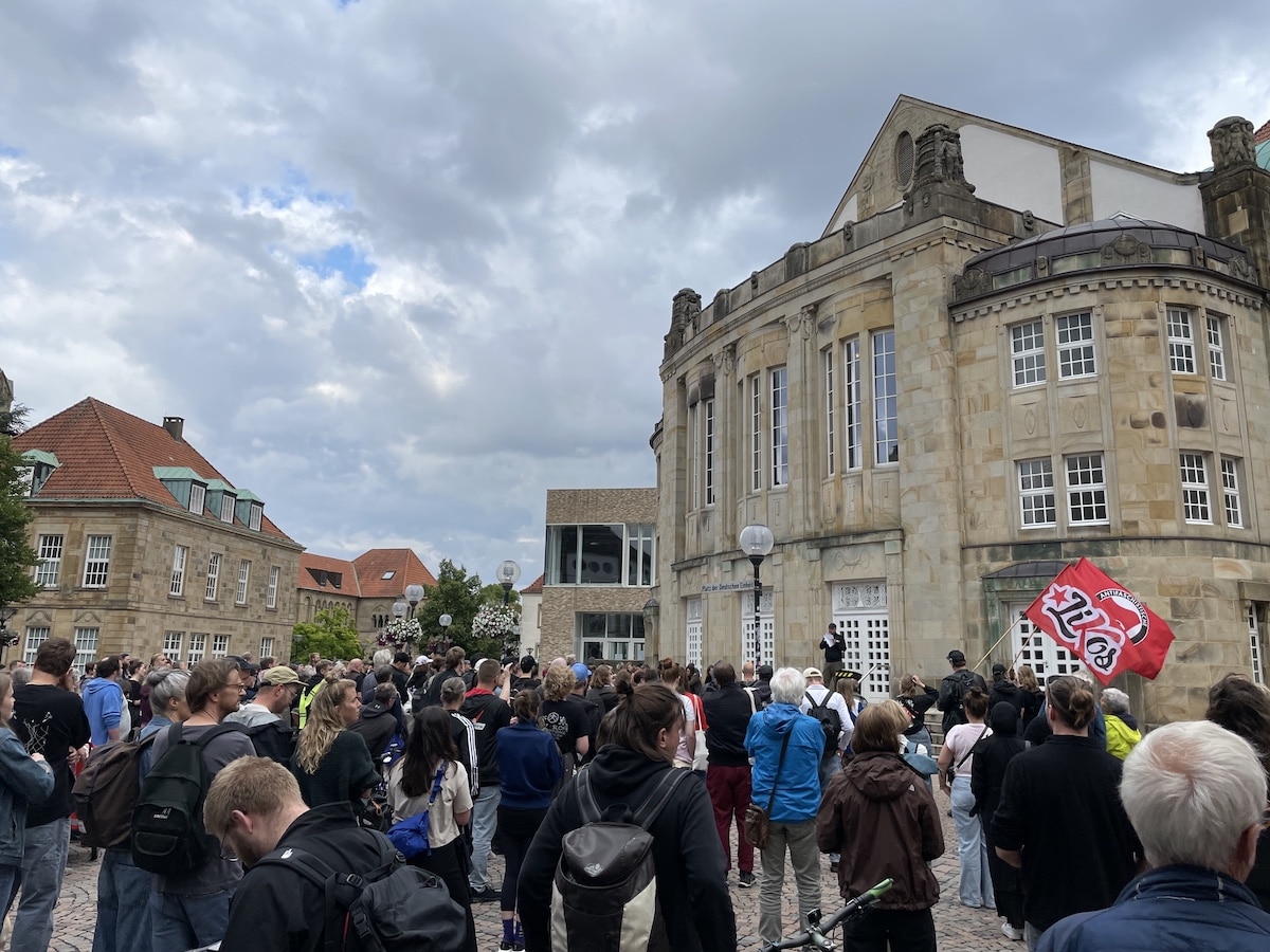 Rund 250 Menschen waren zur Kundgebung erschienen, um sich solidarisch mit dem verletzten Obdachlosen zu zeigen. / Foto: Dominik Lapp