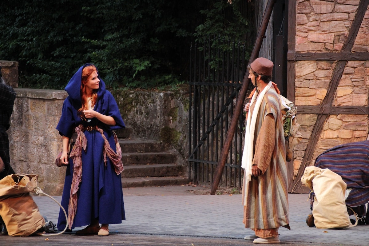 Navina Heyne als Mary Cullen und Thomas Hohler als Rob Cole. / Foto: Dominik Lapp