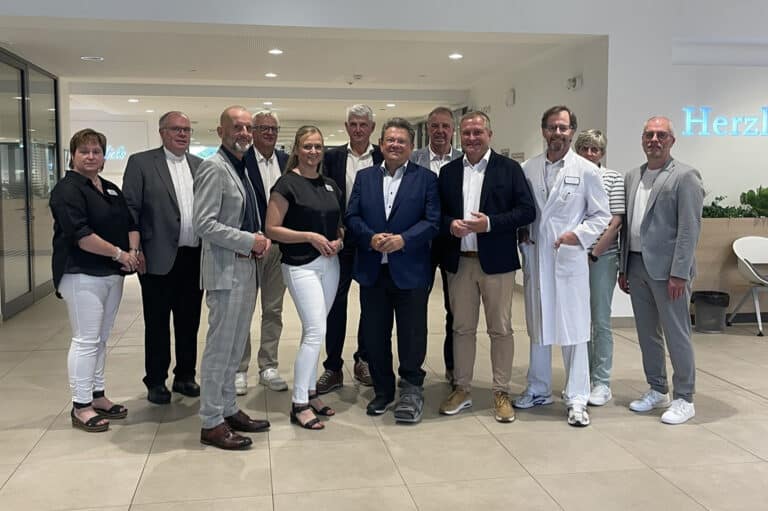 Von links: Niedersachsens Gesundheitsminister Dr. Andreas Philippi (Siebter von links) besuchte die Niels-Stensen-Kliniken Bramsche. / Foto: Ute Laumann