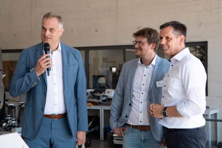 Ministerpräsident Olaf Lies mit Hochschulpräsident Prof. Dr. Alexander Schmehmann und Prof. Dr. Christian Meltebrink beim Besuch an der Hochschule Osnabrück / Foto: Hochschule Osnabrück