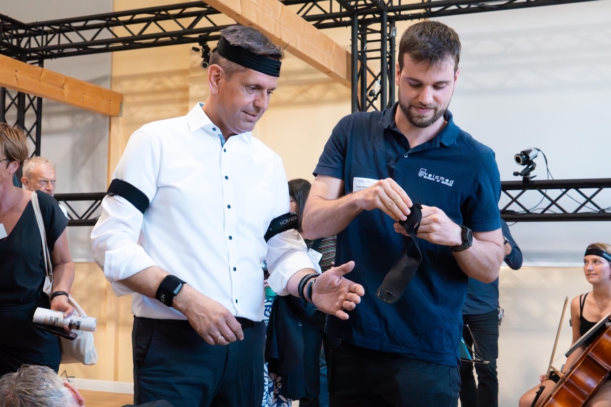 Physiotherapie hautnah: Im Motion Lab erhält der Ministerpräsident praktische Einblicke in den Forschungsimpuls „PA.H|LIFETIME.ai“. / Foto: Hochschule Osnabrück