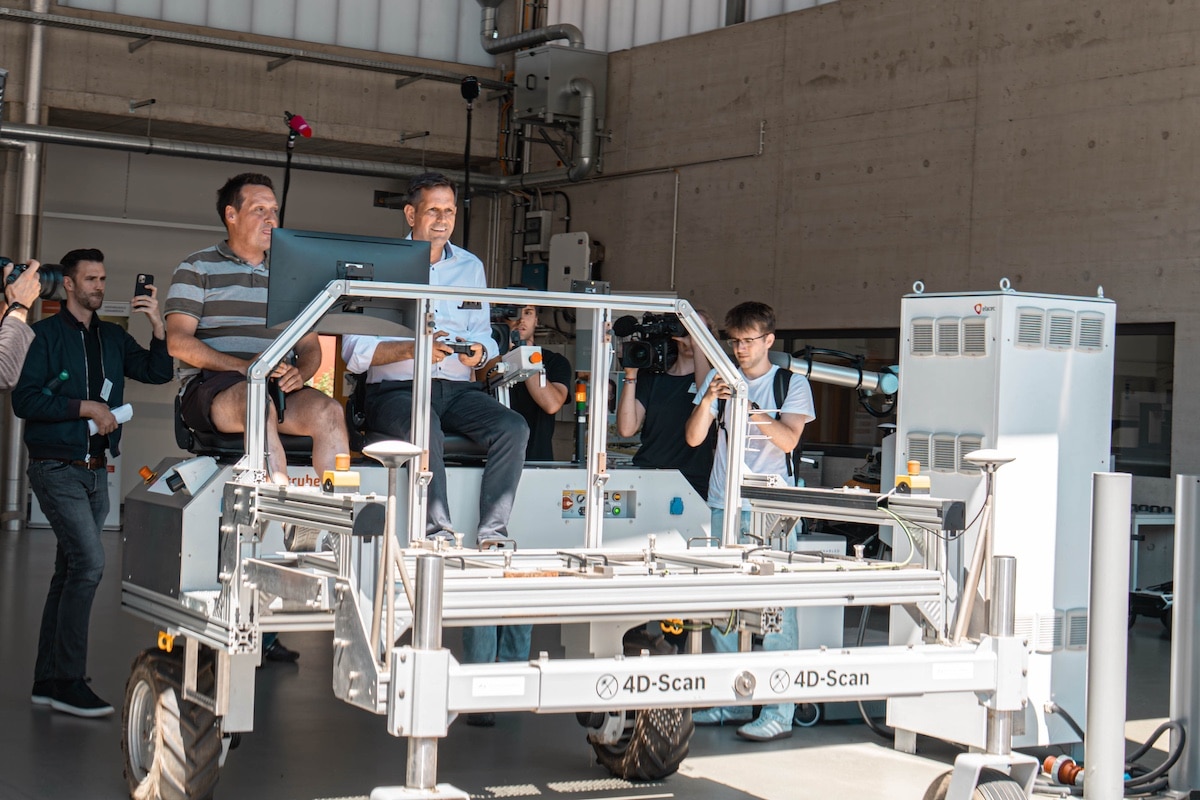 Agrar-Technologien der Zukunft: Olaf Lies macht eine Testfahrt auf dem Gelände des Agro-Technicums. / Foto: Hochschule Osnabrück