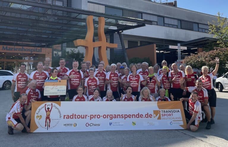 Transplantierte und Dialysepatienten treten bei der “Radtour pro Organspende” in die Pedale und haben auch am Marienhospital Osnabrück Station gemacht. / Foto: MHO, Miriam Oberholthaus in Innenstadt