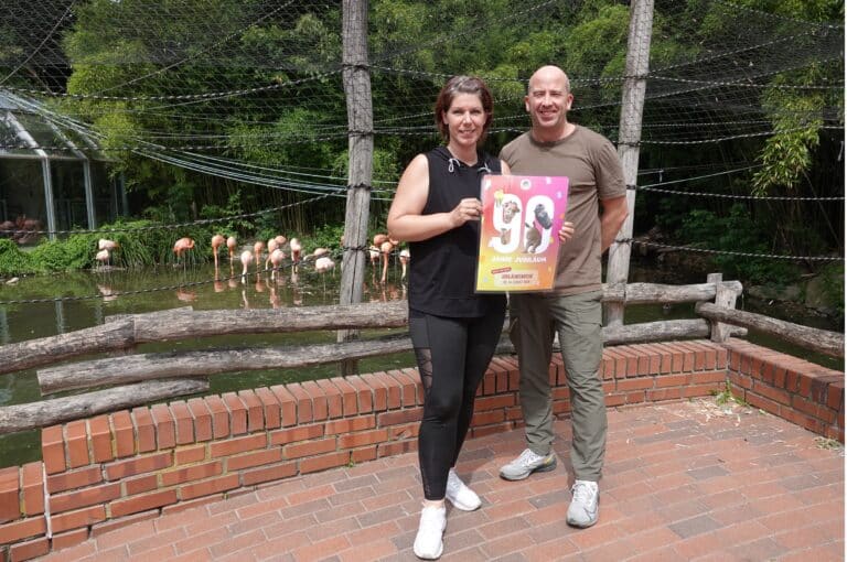 Diana Reuvekamp und Nico Korte präsentieren ein buntes Programm in der Jubiläumswoche des Zoos. / Foto: Lara Tönnes in Schölerberg