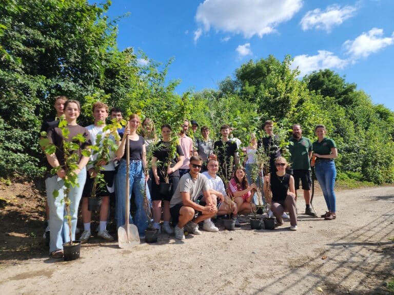 Die Auszubildenden der Sparkasse Osnabrück pflanzten, jäteten und richteten eine Fläche wieder her - unterstützt und angeleitet von Mitarbeitern der Sparkasse Osnabrück sowie Zoomitarbeitenden.  / Foto: Hanna Räckers in Schölerberg
