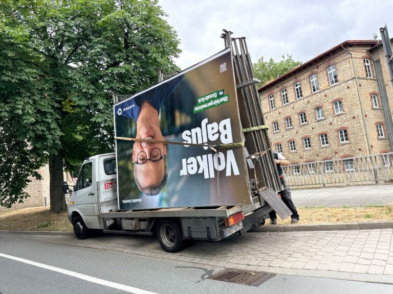 Wahlplakat von Volker Bajus (Grüne) wird aufgestellt in Osnabrück (Gesamtstadt)