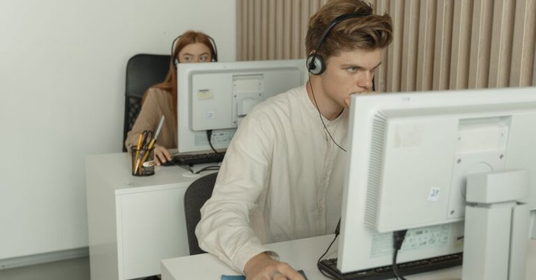 Mann im Büro am Computer / pexels