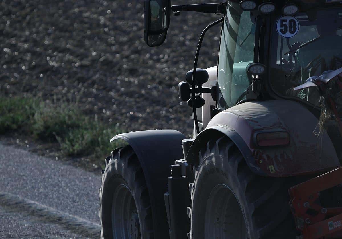 Bauer auf Traktor (Archiv), via dts Nachrichtenagentur
