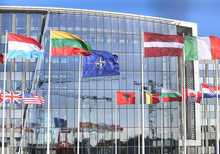 Nato-Fahnen (Archiv)