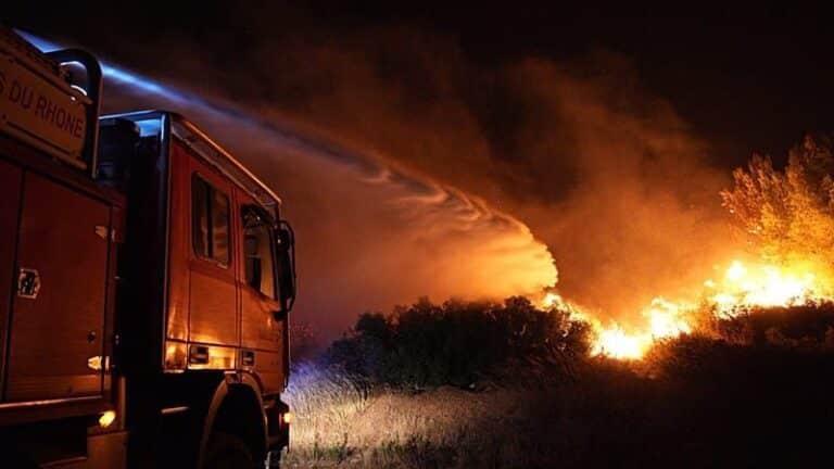 Waldbrände in Südfrankreich: 900 Hektar verbrannt, Ferienpark zerstört