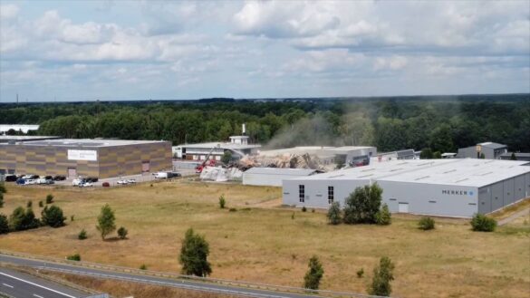 Großbrand in Oranienburg: Papierlager steht in Flammen